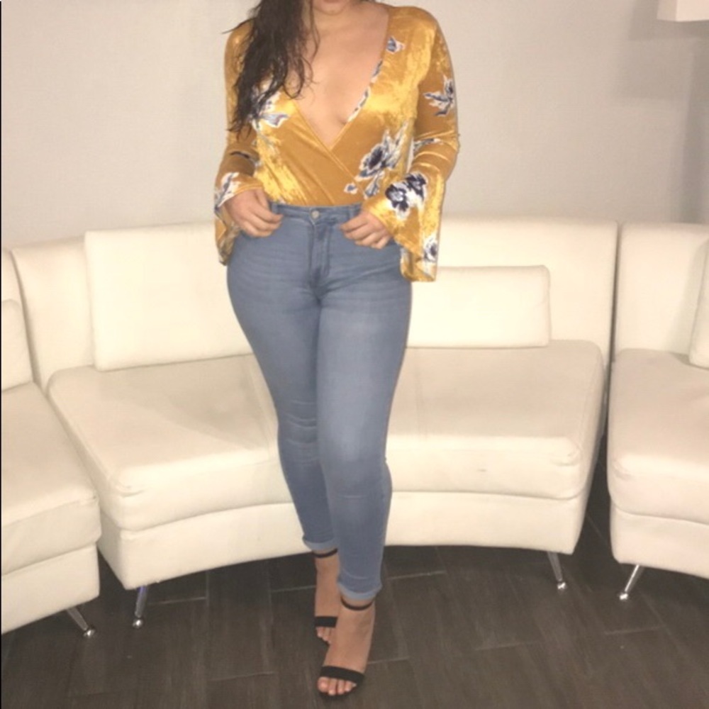 Floral print bell sleeve bodysuit